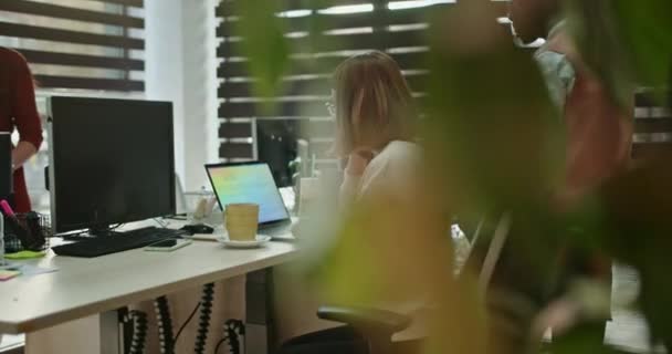 Νέα Γυναίκα Υπάλληλος Επιχείρησης Που Εργάζεται Επιχειρηματικές Στρατηγικές Και Την — Αρχείο Βίντεο