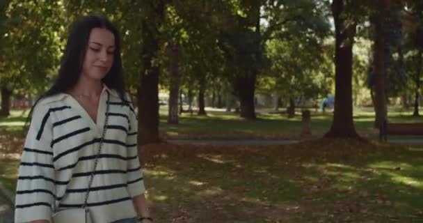 Ικανοποιημένος Χαρούμενος Γυναίκα Φοιτήτρια Περπατάει Ένα Πάρκο Μια Ηλιόλουστη Μέρα — Αρχείο Βίντεο