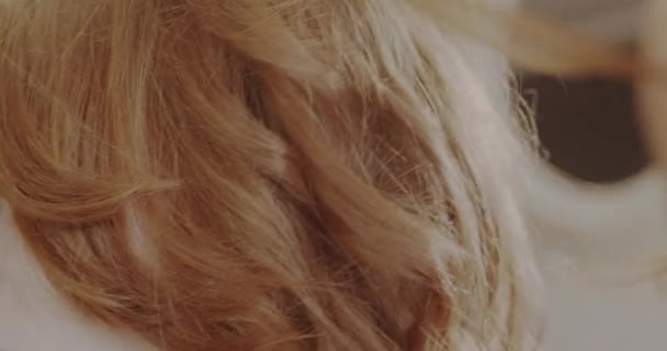 工作室里的生姜女孩的头发风格 — 图库视频影像