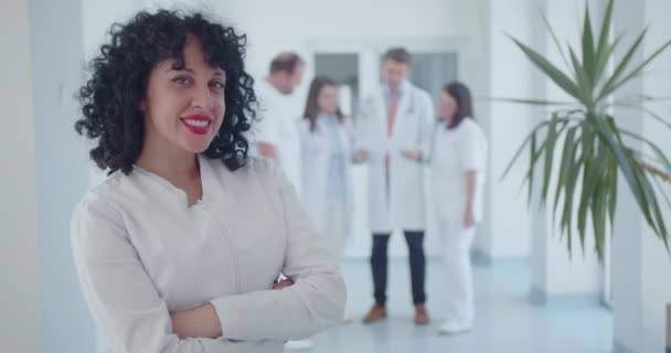 Prachtige Krullende Dokter Verpleegster Die Poseert Moderne Gang Team Van — Stockvideo