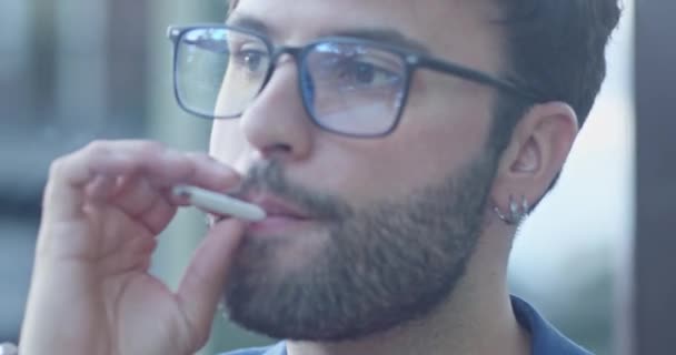 All Aperto Bell Uomo Gode Una Sigaretta Mentre Prende Soffio — Video Stock