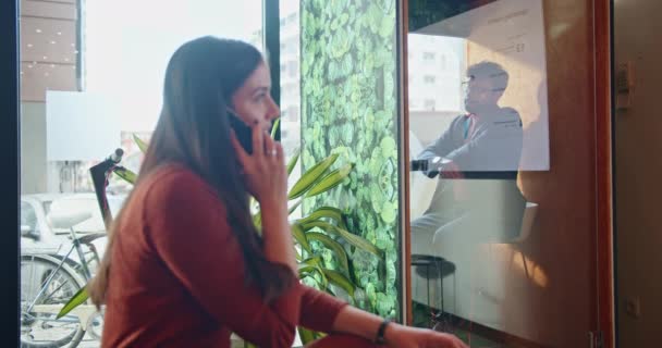 Businesswoman Adeptly Negotiates Deal Phone Navigating Complex Discussions Her Partner — Stock Video