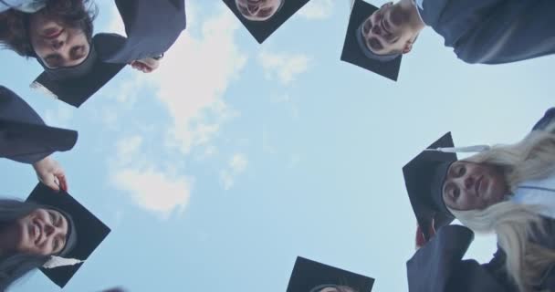 Χαρούμενοι Απόφοιτοι Πετούν Καπέλα Τους Ψηλά Στον Ουρανό Τιμώντας Την — Αρχείο Βίντεο
