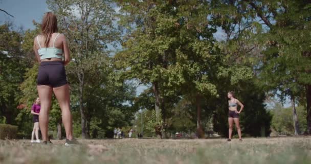 Trzy Wysportowane Kobiety Stoją Gotowe Trawiastym Polu Parku Zaraz Rozpoczną — Wideo stockowe