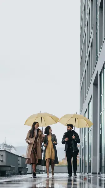 Группа Коллег Зонтиками Выходящих Офисного Здания Дождливый День — стоковое фото