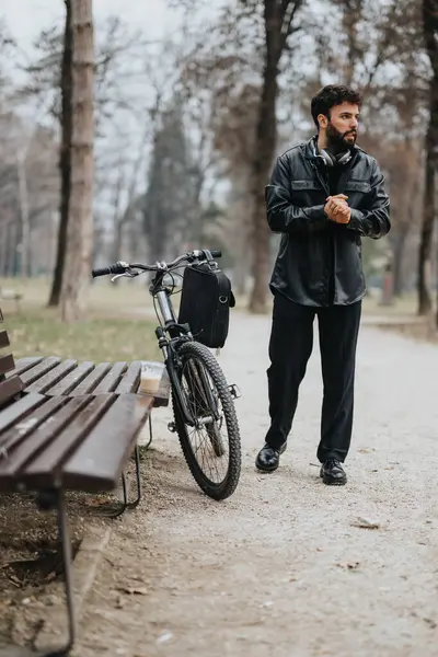 Kıyafetli Bisikletli Şık Bir Adam Şehir Parkının Sakin Ortamında Uzak — Stok fotoğraf