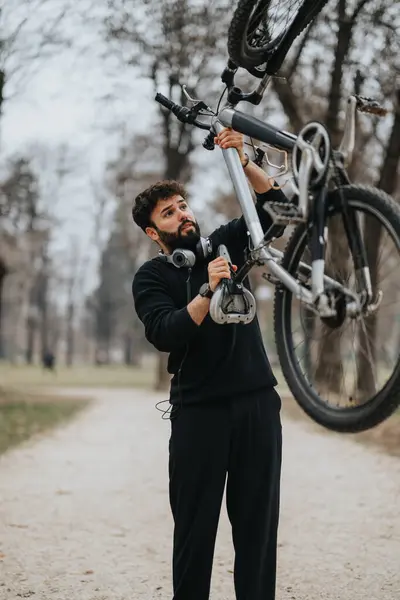 Genç Bir Profesyonel Sakin Bir Park Yolunda Bisikletiyle Eğlenmek Için — Stok fotoğraf