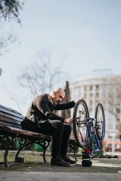 Homme Assis Sur Banc Dans Parc Urbain Réparant Son Vélo — Photo