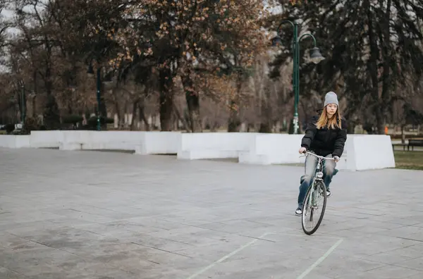 Mladá Žena Neformálním Oblečení Jezdí Kole Klidném Městském Parku Přenáší — Stock fotografie