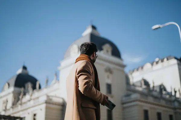 Homem Elegante Casaco Inverno Usando Seu Telefone Inteligente Com Arquitetura — Fotografia de Stock