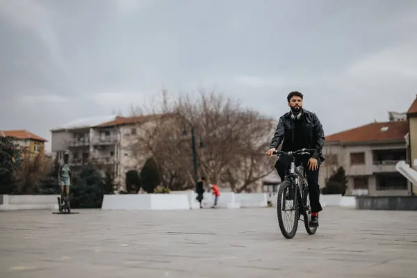 Business Entrepreneur Captured Riding Bicycle Urban Square Embodying Blend Professionalism — Stock Photo, Image