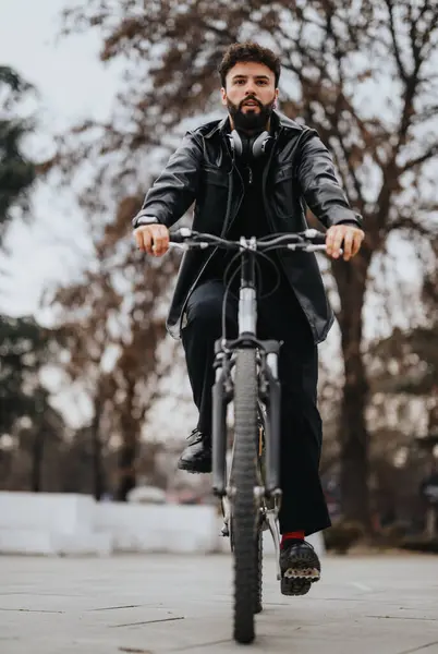 一位男性企业家骑自行车穿过城市 展示了一种环保 现代的生活方式 — 图库照片