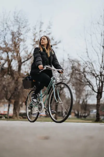 Задумчивая Молодая Женщина Наслаждается Спокойной Поездкой Винтажном Велосипеде Через Тихий — стоковое фото