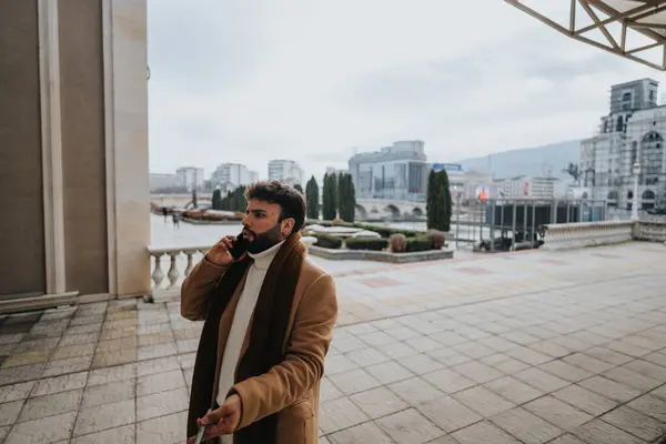 Homem Elegante Casaco Falando Telefone Inteligente Ambiente Urbano Com Espaço — Fotografia de Stock