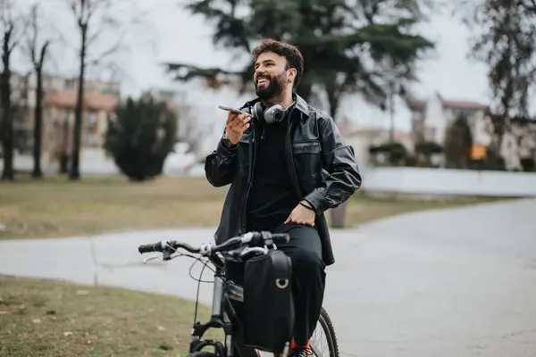 Empresário Elegante Sexo Masculino Faz Uma Pausa Sua Bicicleta Alegremente — Fotografia de Stock