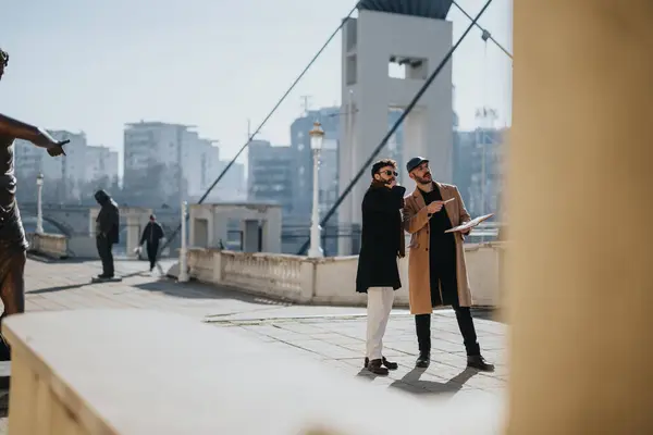 Zwei Stilvolle Männer Diskutieren Freien Urbaner Umgebung Über Businesspläne — Stockfoto