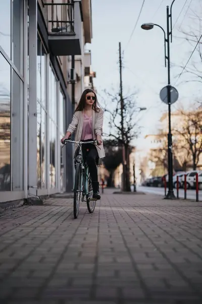 Уверенная Молодая Женщина Солнечных Очках Катающаяся Винтажном Велосипеде Городскому Тротуару — стоковое фото