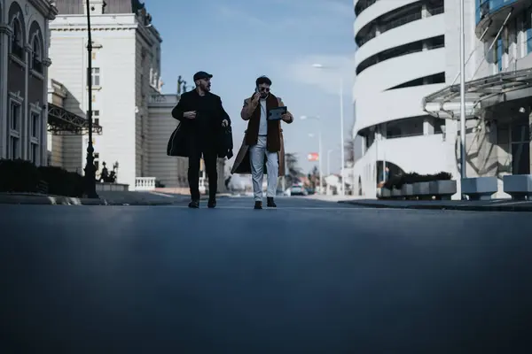 Dos Hombres Elegantes Caminando Hablando Entorno Urbano Paisaje Urbano — Foto de Stock
