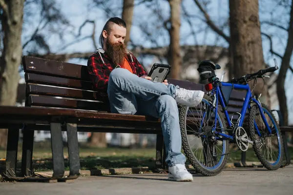 Şehir Parkında Bisikletinin Yanında Tablet Kullanan Bir Erkek Girişimciyle Uzaktan — Stok fotoğraf