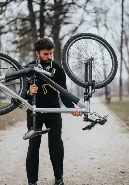 Profesyonel Kıyafetli Bir Işadamı Dağ Bisikleti Tutuyor Açık Havada Sağlıklı — Stok fotoğraf