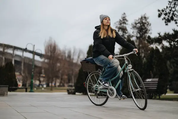 Sıradan Bir Genç Kadın Şehir Parkında Huzurlu Bir Bisiklet Yolculuğunun — Stok fotoğraf