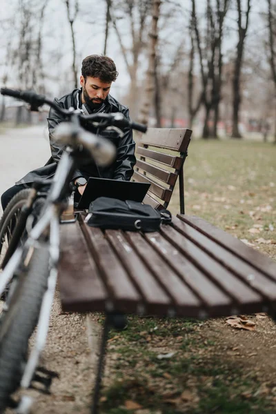 Κομψό Αρσενικό Επιχειρηματία Που Ασχολούνται Την Αποστάσεως Εργασία Ένα Ποδήλατο — Φωτογραφία Αρχείου