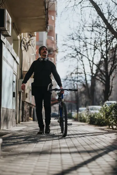 Молодой Человек Повседневной Одежде Прогуливается Горном Велосипеде Солнечный День Городскому — стоковое фото