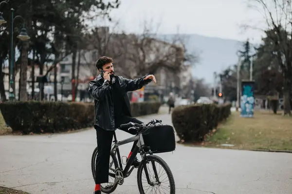 Manlig Företagare Tar Ett Telefonsamtal Utomhus Använder Sin Cykel För — Stockfoto