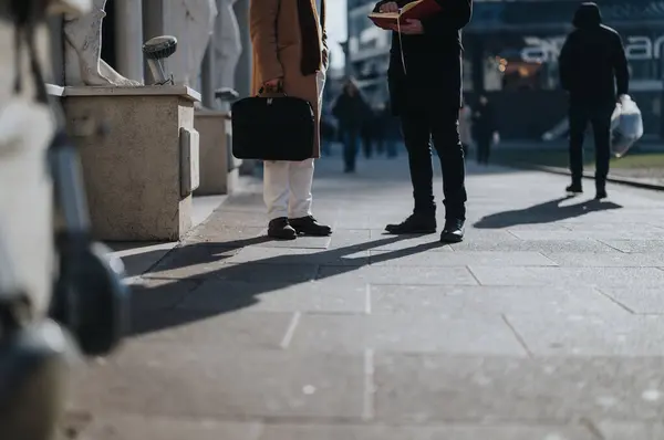 Modaya Uygun Adamı Güneşli Bir Şehir Kaldırımında Birlikte Çalışırken Bir — Stok fotoğraf