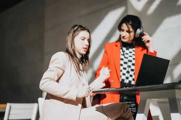 Δύο Εστιασμένες Γυναίκες Επιχειρηματίες Που Συμμετέχουν Μια Συλλογική Συνεδρία Εργασίας — Φωτογραφία Αρχείου