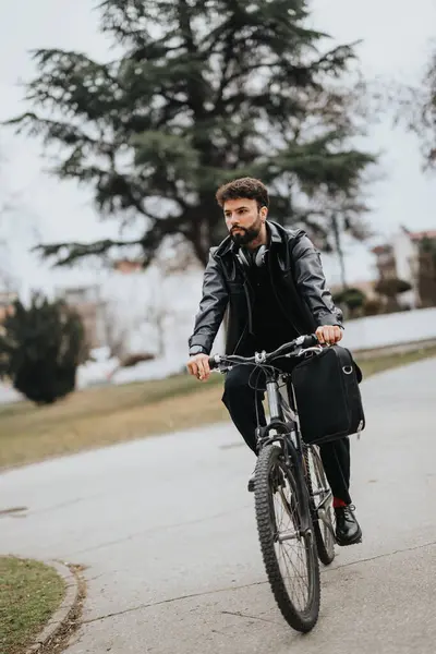 Modern Entreprenör Pendla Cykel Med Laptop Väska Skildra Hållbara Och — Stockfoto