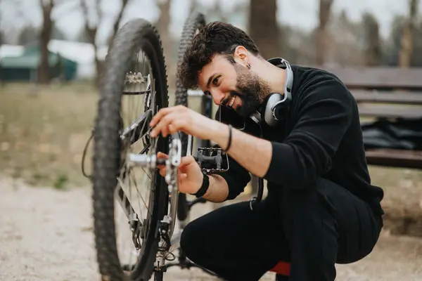 Biznesmen Lubi Spędzać Wolny Czas Naprawiając Rower Parku Łącząc Biznes — Zdjęcie stockowe