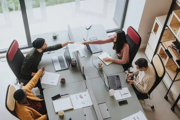 Vielfältiges Team Arbeitet Modernen Büroräumen Zusammen — Stockfoto