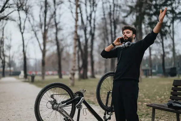 Görüntü Sakin Bir Parkta Bisikletinin Yanında Dinlendiği Bir Telefon Görüşmesi — Stok fotoğraf