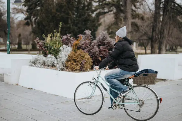 Ciclista Casual Montando Uma Bicicleta Clássica Parque Durante Inverno — Fotografia de Stock