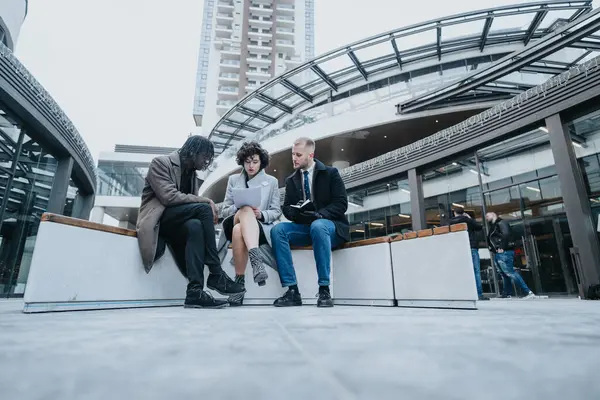 Τρεις Επιχειρηματικοί Εταίροι Συνεργάζονται Ένα Έργο Ενώ Κάθονται Έξω Από — Φωτογραφία Αρχείου