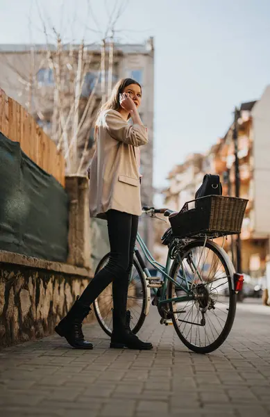 Tillfällig Ung Kvinna Rock Chattar Sin Mobiltelefon Lutar Sig Cykel — Stockfoto