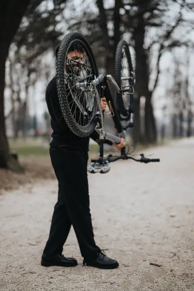 Adamı Sakin Bir Park Ortamında Neşeli Bir Şekilde Bisikletini Kaldırarak — Stok fotoğraf