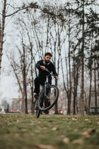 Hombre Negocios Enfocado Bicicleta Través Parque Otoño Con Auriculares Puestos —  Fotos de Stock