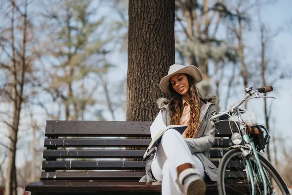 Jeune Femme Élégante Profitant Livre Sur Banc Parc Avec Vélo — Photo