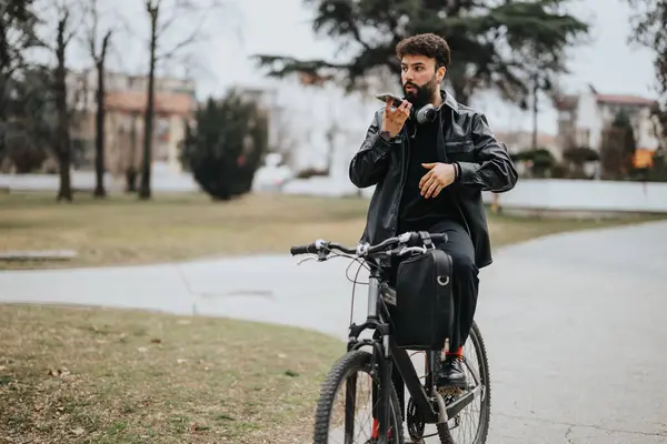 Сфокусированный Предприниматель Кожаной Куртке Городском Велосипедном Вызове Через Смартфон Городской — стоковое фото