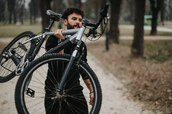Business Entrepreneur Pauses Contemplation Park Holding Mountain Bike Embodying Work — Stock Photo, Image