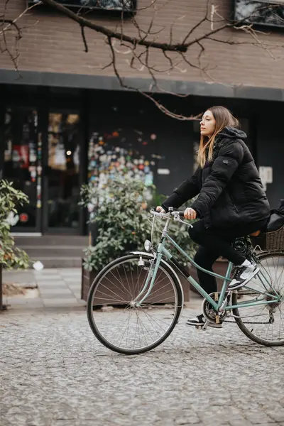 Повседневная Молодая Женщина Черной Одежде Наслаждается Велосипедной Прогулкой Булыжнику Городе — стоковое фото