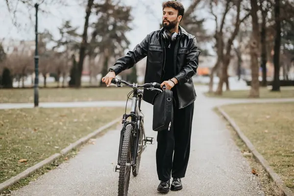Fashionable Male Business Entrepreneur Pauses His Bike Park Exuding Confidence — Stock Photo, Image