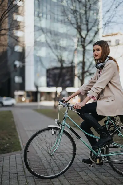 Молодая Женщина Профессионал Ездит Велосипеде Улицам Города Демонстрируя Устойчивый Транспорт — стоковое фото