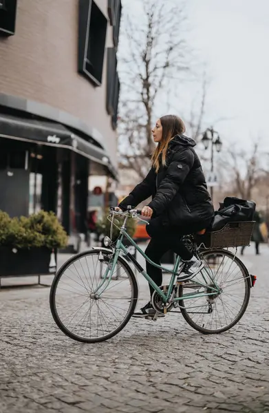 Şehirde Eski Bir Bisiklete Binen Genç Bir Kadının Olduğu Şehir — Stok fotoğraf
