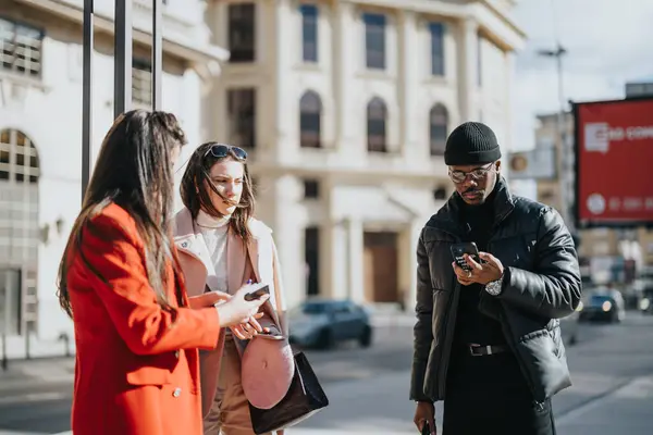Junge Multiethnische Business Profis Mit Smartphones Auf Der Straße — Stockfoto