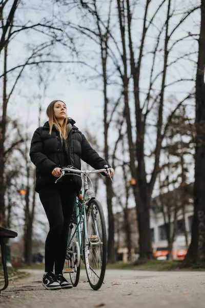 Reflexivo Adulto Joven Detiene Durante Paseo Casual Bicicleta Parque Escénico —  Fotos de Stock