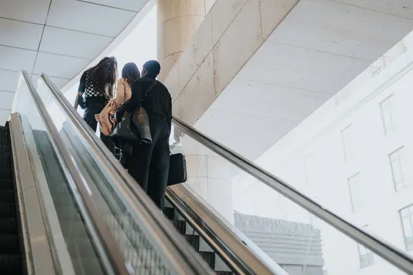 身着智能服装的年轻商业专业人士爬上了企业的阶梯 登上了自动扶梯 展示了职业发展和合作伙伴关系 — 图库照片