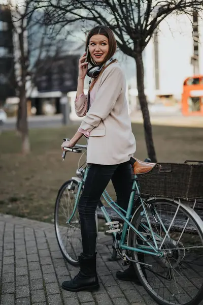Seorang Wanita Muda Berpakaian Bisnis Kasual Menikmati Panggilan Telepon Sambil — Stok Foto